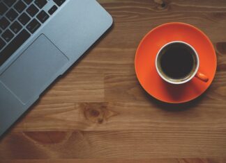 Jak przyozdobić stół w salonie?