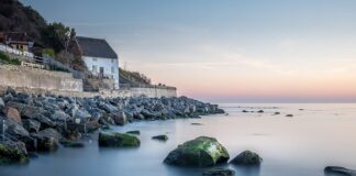 Czy telewizor może stać na komodzie?