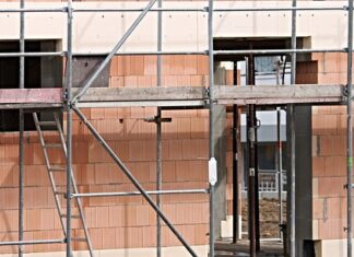 Czym najlepiej ocieplić komin na strychu?