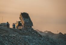 Ile pali wywrotka 6x4?